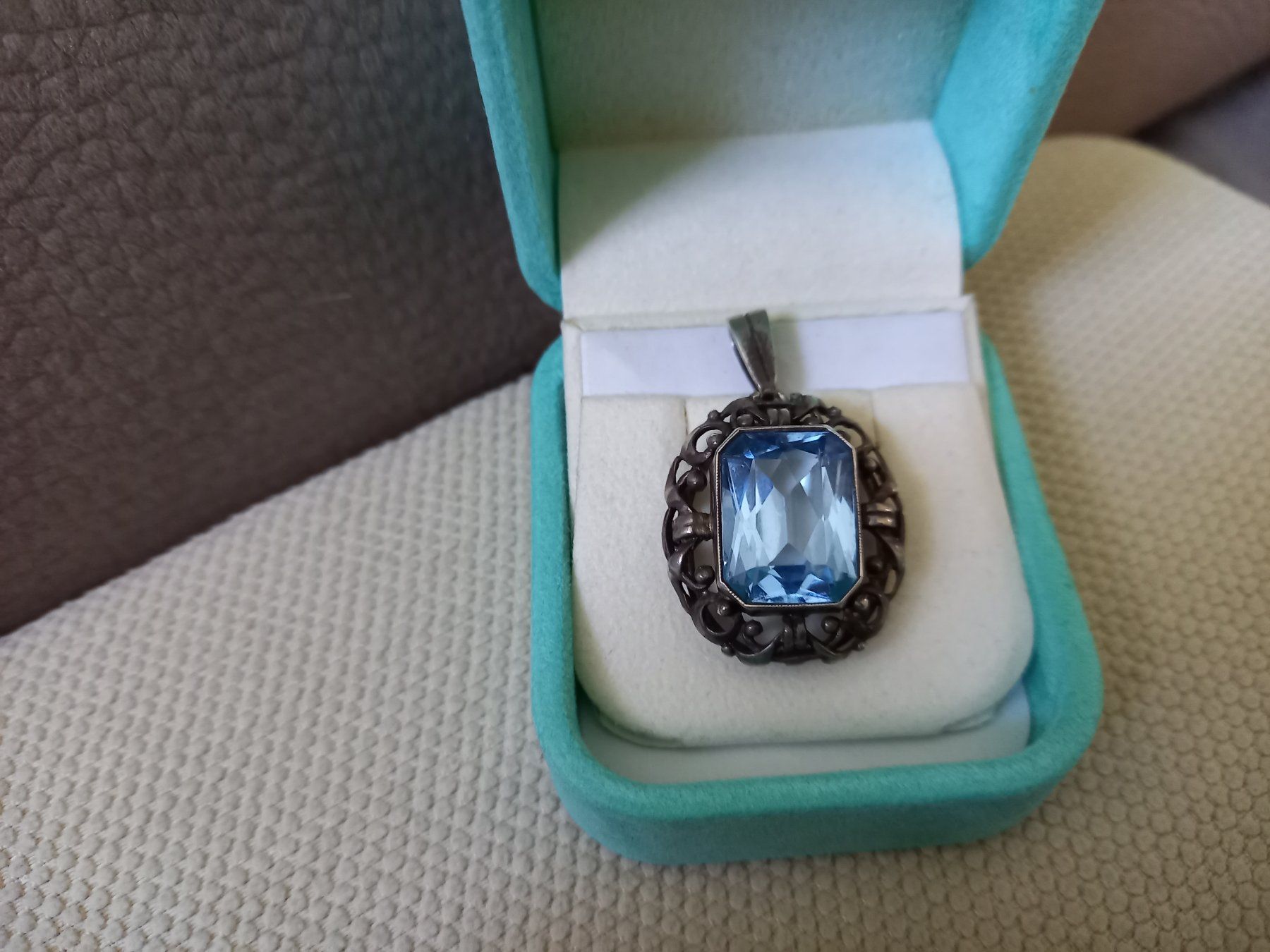 Anhänger: Ein wunderschöner antiker Anhänger mit blauen Stein – Gebraucht aus Rickenbach LU von ata47