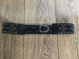Ceinture cuir noir cloutée style bohème chic 2023