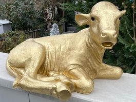 Goldenes Kalb – Lebensgroße Dekofigur für Garten