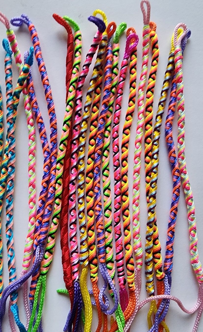 Armbänder & -reifen: PERU 100 FARBENFROHE FREUNDSCHAFTSBÄNDER MIX, NEU!! – Neu (gemäss Beschreibung) aus Lima- Peru von Alpaka-Haus 3