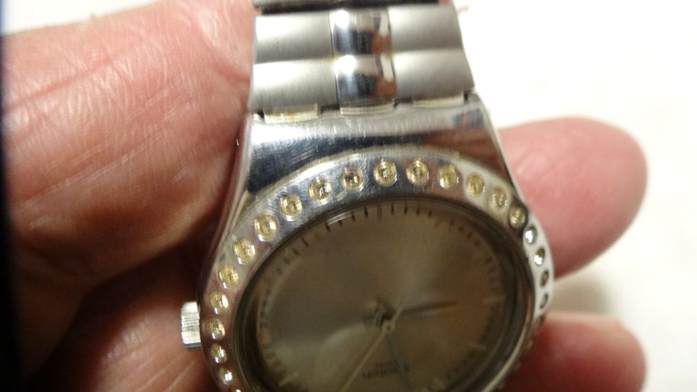 Swatch Montres: S-WATCH HERREN UHR,QUARTZ.SWISS MADE.VIEL STEINS.LÄÜFT – D'occasion à zürich par ahmad01 7