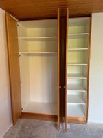 Einbauschrank Holz mit klaren Gebrauchsspuren