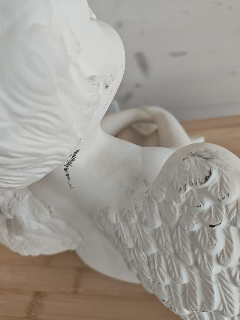 Statuette: Engel Figur weiss sitzend Keramik  – Usato da Feldbach venduto da Lizze 2