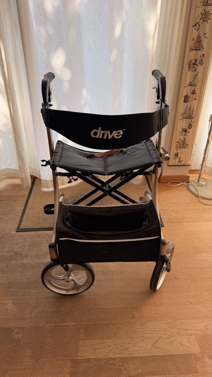 Ausili per la deambulazione: Rollator Drive Nitro, champagner, mit Sitz und Tasche – Usato da Windisch venduto da morten70 2