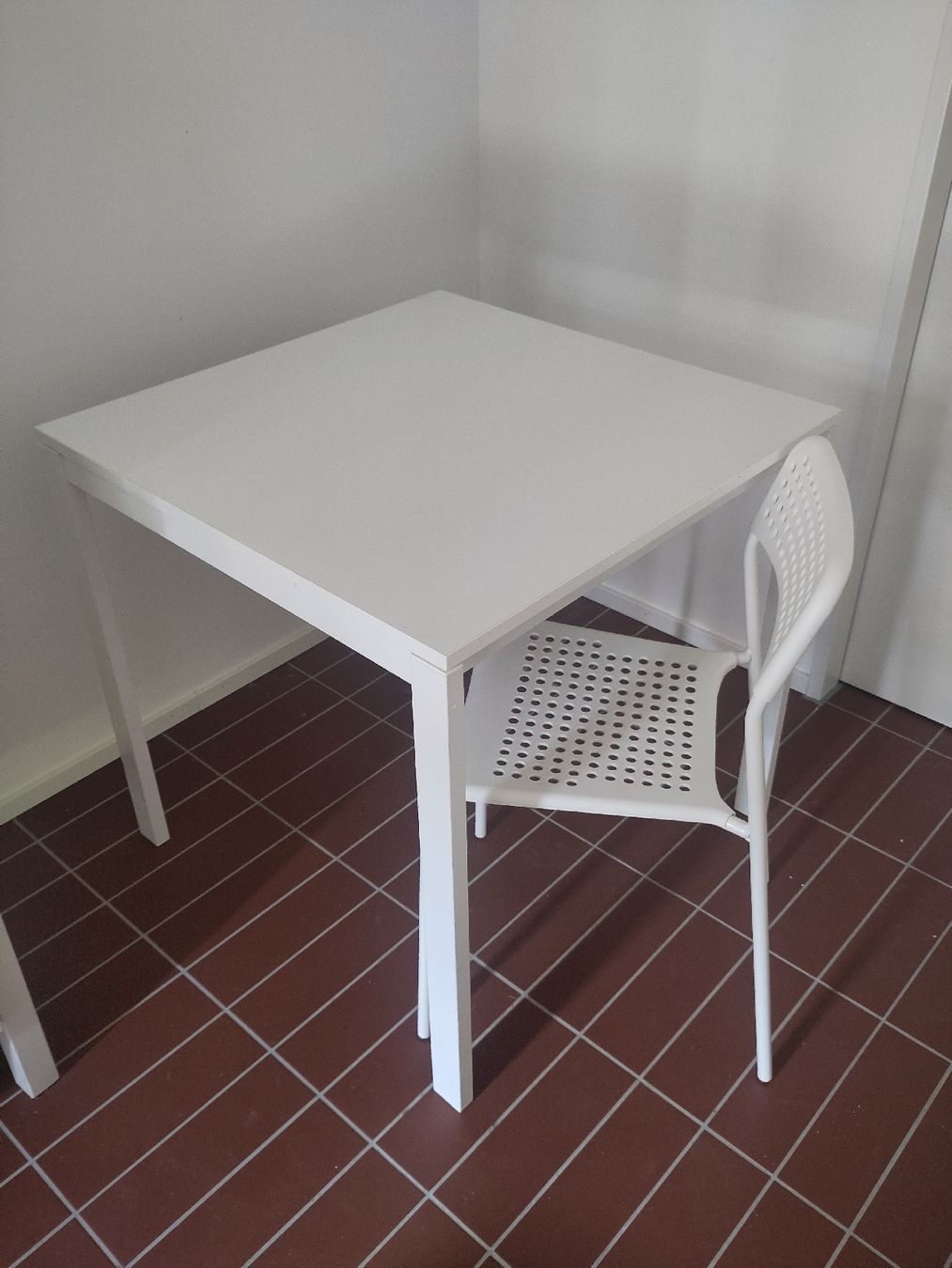 Ikea Bureaux: Tisch und Stuhl – D'occasion à Winterthur par sar_lj2x