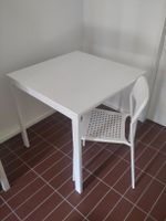 Tisch und Stuhl