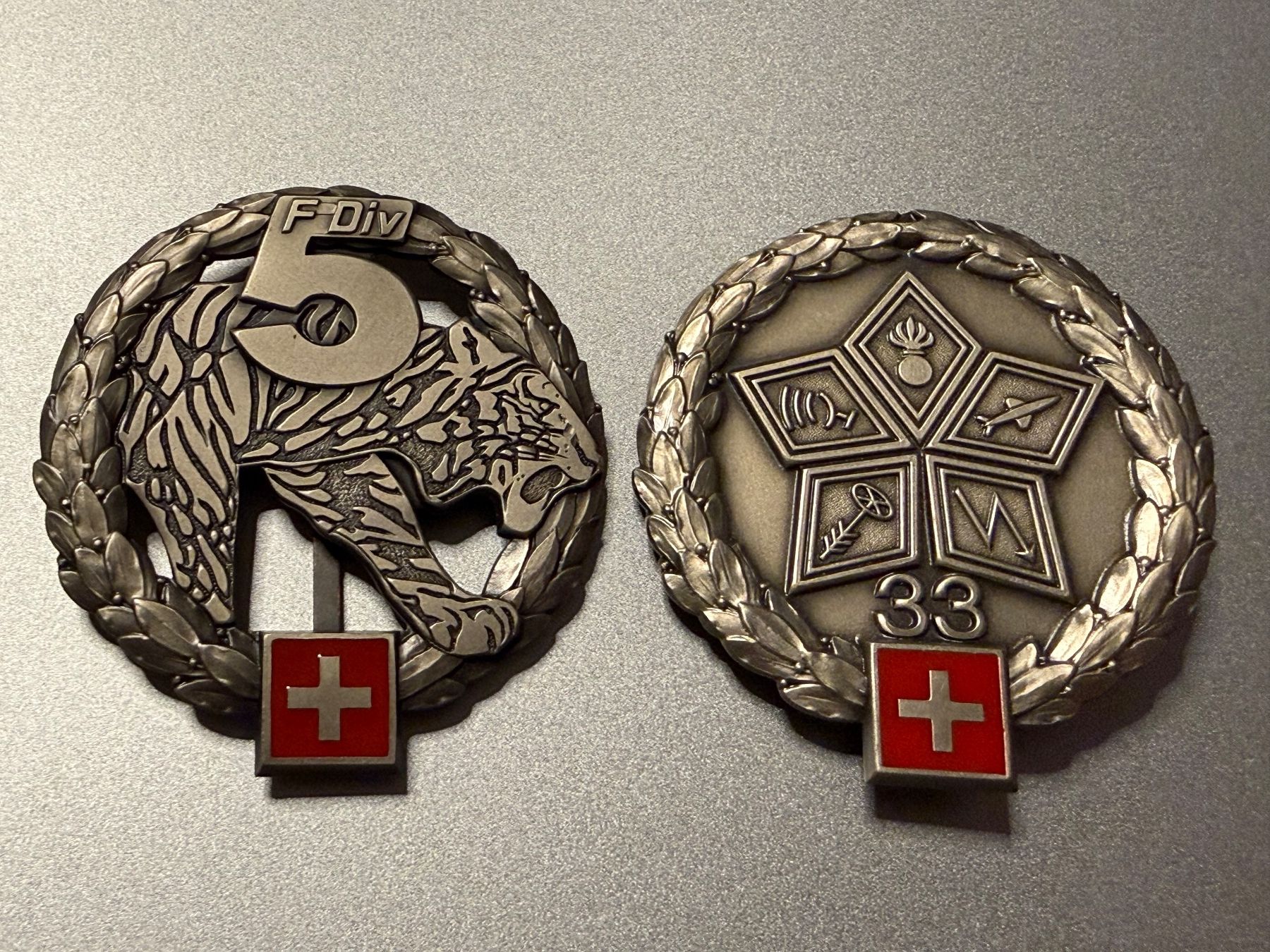 Schweizer Armee Placchette & Badge: 2 Embleme: F Div 5 / FLAB Br 33 - Schweizer Armee – Usato da Brütten venduto da Hst1