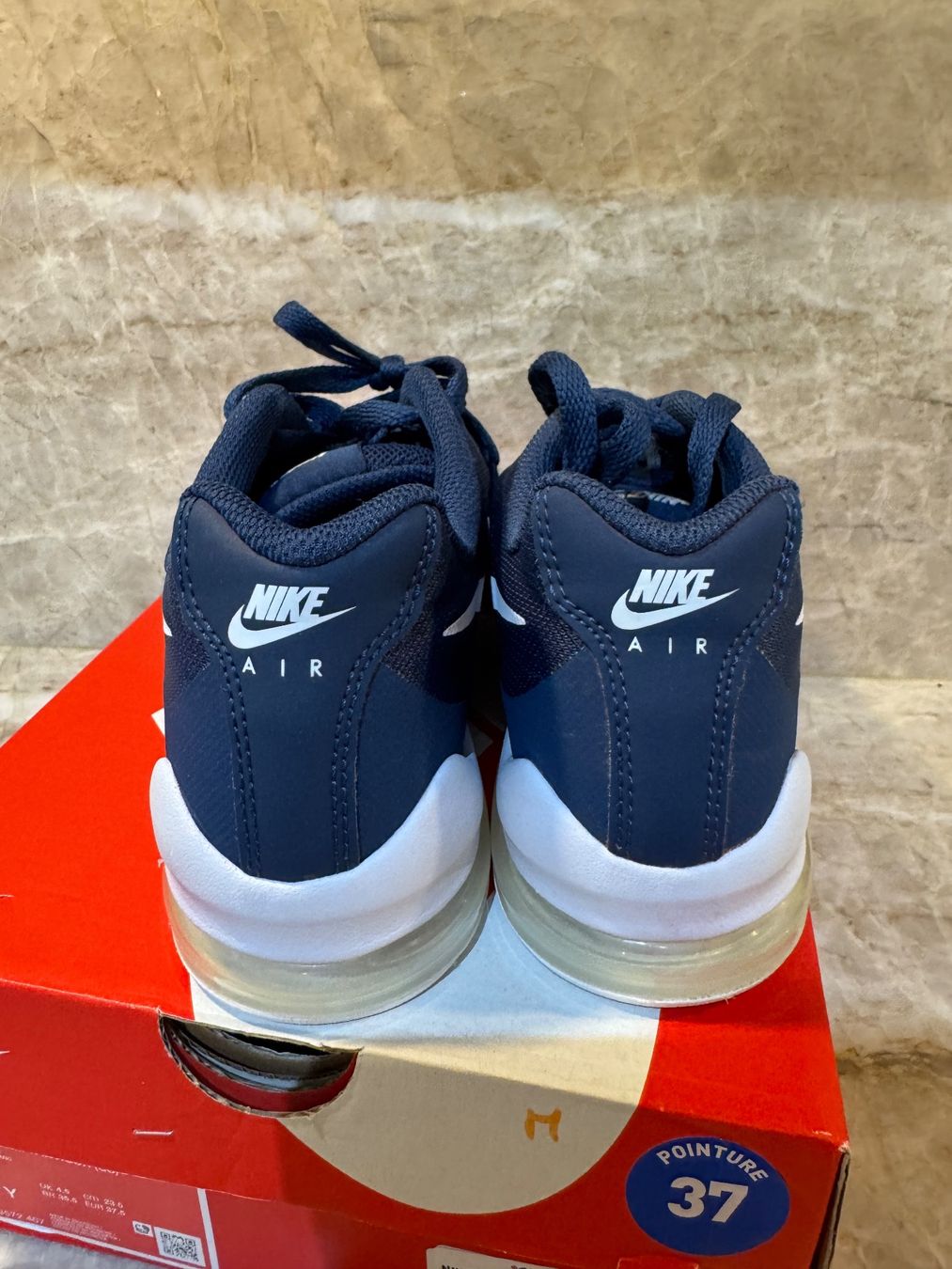 Nike Chaussures garçon: Nike basket T37.5 – D'occasion à Conches par chn_hgl6 7
