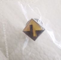 Anstecknadel Pin quadratisch gelb schwarz originalverpackt 