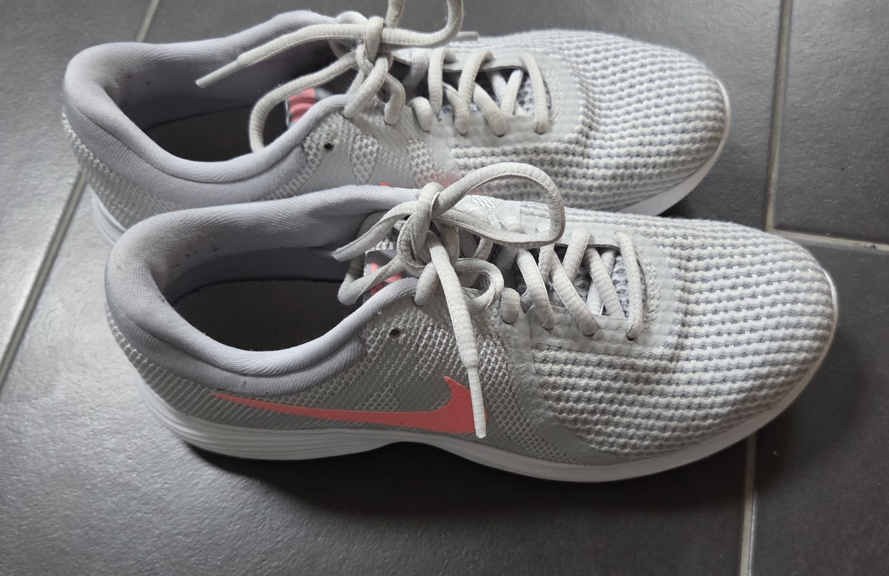 Nike Scarpe da donna: Nike neuwertig Gr. 38 – Usato da Lyss venduto da Urma5