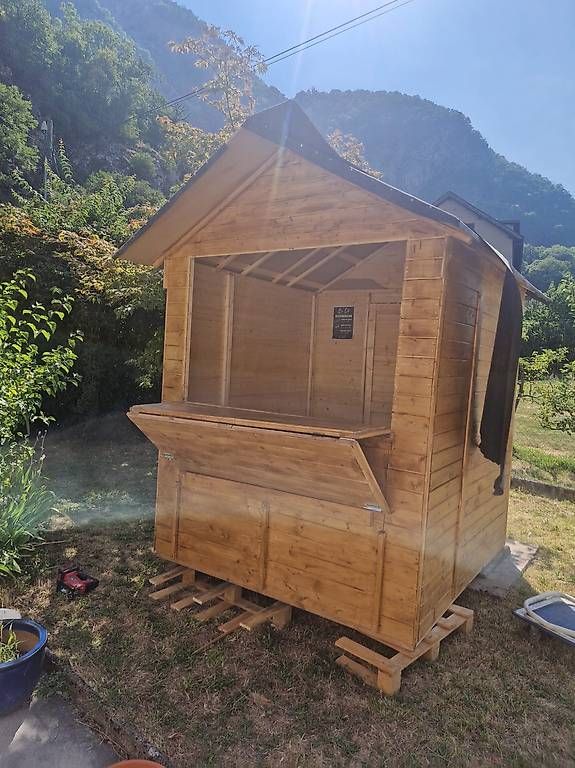 Articoli in legno: Petit chalet en bois  comme neuf  – Usato da Roche VD venduto da Cavautdelor-12 2
