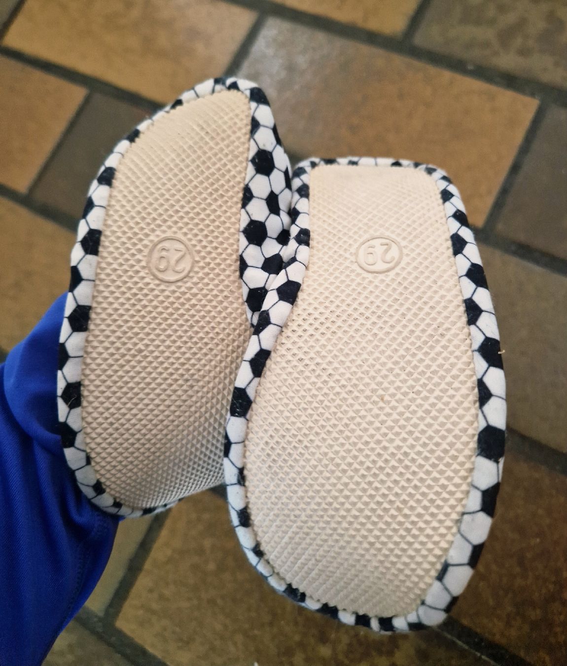 Scarpe per ragazzi: Turnschläppli Grösse 29 – Usato da Stüsslingen venduto da white_angel86 1