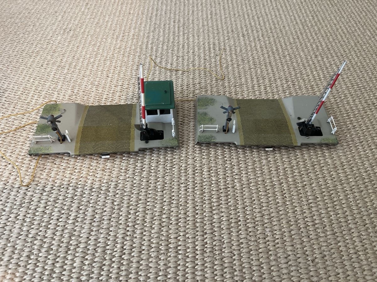 Märklin Modellini di ferrovie: 2x M+F Modul 1262 Stellpult mit Schranken – Usato da Zumikon venduto da omorax 1