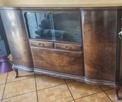 Buffet Schrank Nussbaumholz mit Glasfach und Klappe 
