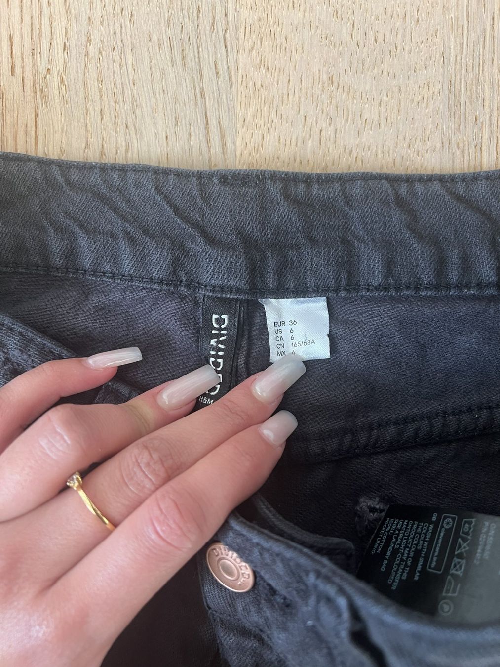 H&M Pantaloni: H&M Divided Jeans Shorts EU 36 – Usato da Bülach venduto da deinmica 1