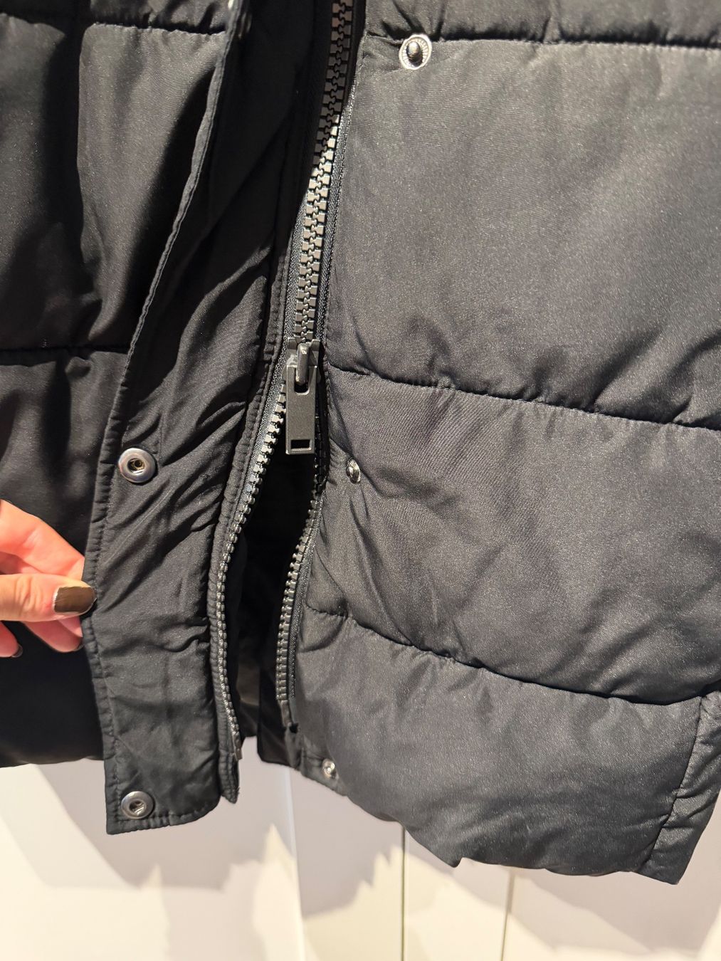 H&M Cappotti: Schwarzer Wintermantel gesteppt mit Kapuze – Usato da Emmenbrücke venduto da jouiii 2