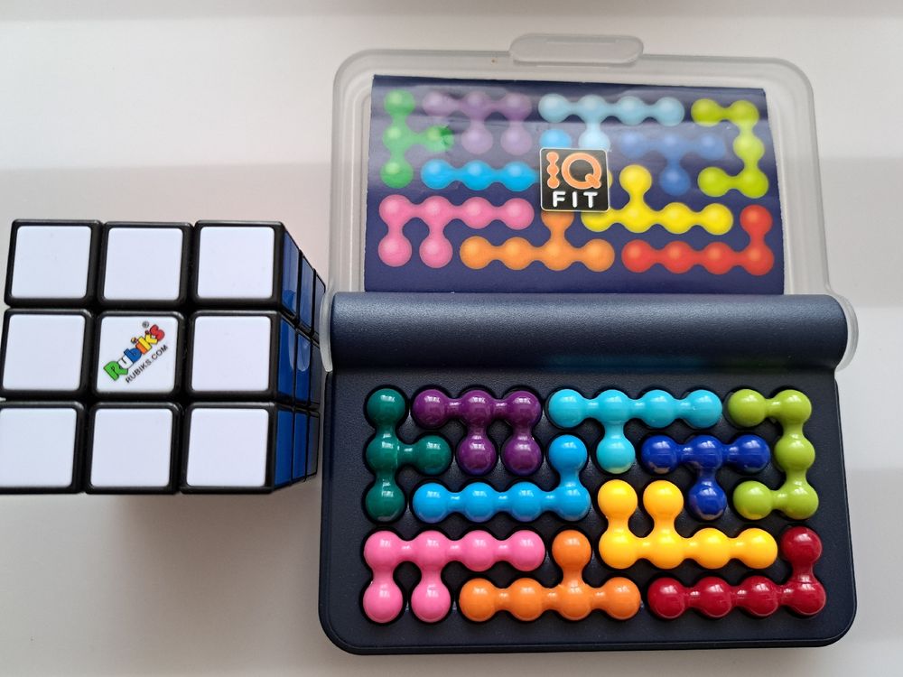 Rubikscube und IQ Fit Spiel