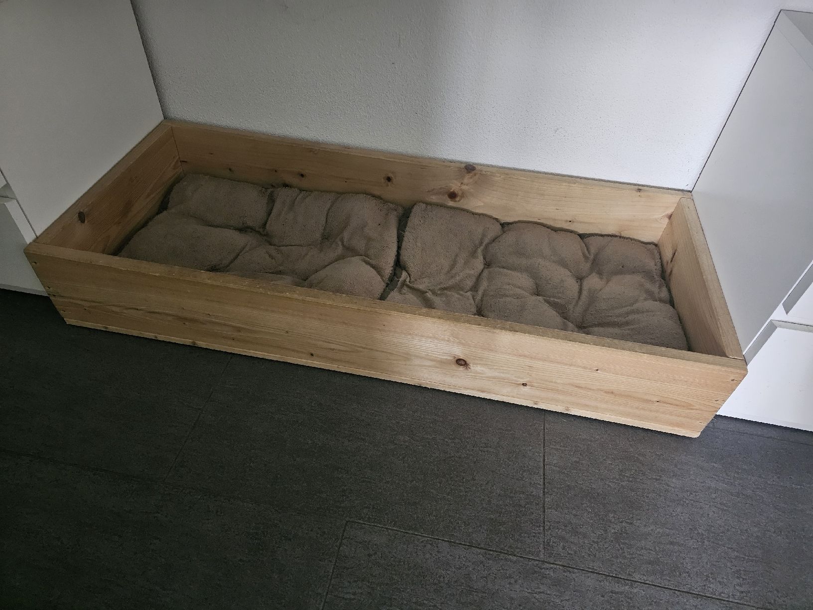 Articoli in legno: Holz Hundebett mit Kissen – Usato da Ebikon venduto da lyl