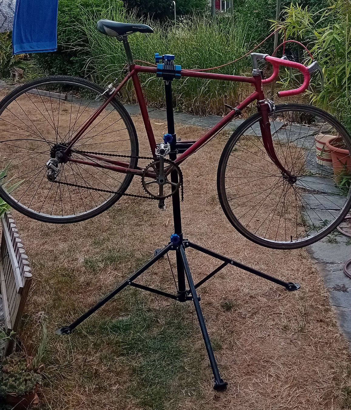 Biciclette: Vintage ELSWICK ENGLAND Bicycle Red Needs Restoration – Difettoso da Bern venduto da This_that_other_all