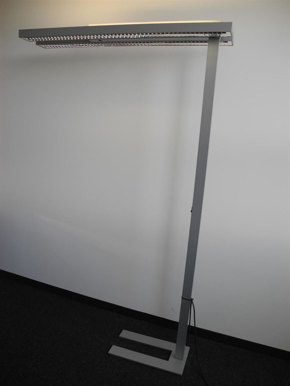 Lampen: Standleuchte Trilux Offset mit 100 % WIR – Gebraucht aus Kottwil von Crazyrolf