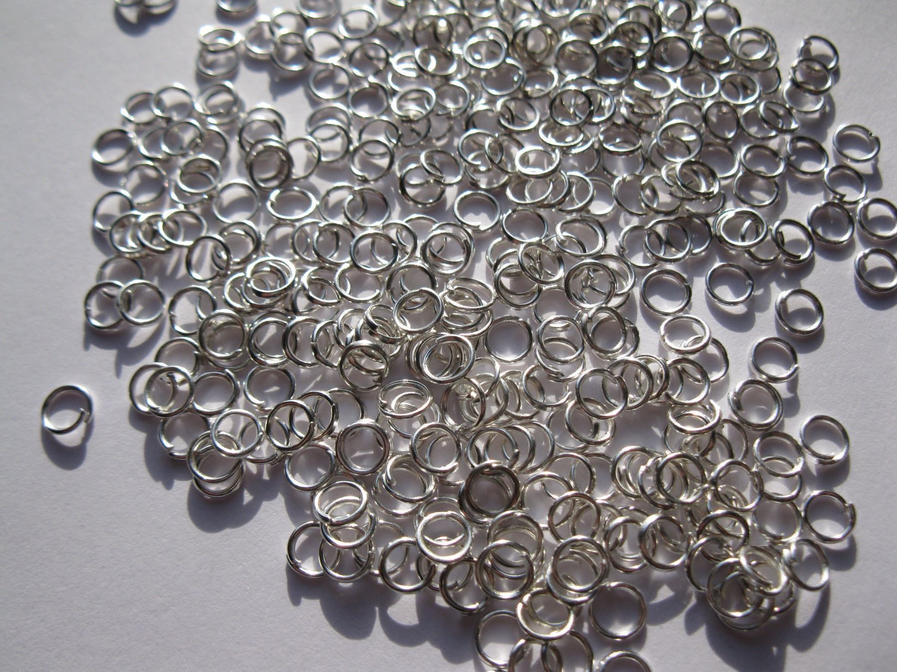 Perle (finte): 100 Spaltringe, Binderinge versilbert 6 x 0,6mm – Nuovo e nell'imballaggio originale da St. Margarethen TG venduto da LuanaKa 1