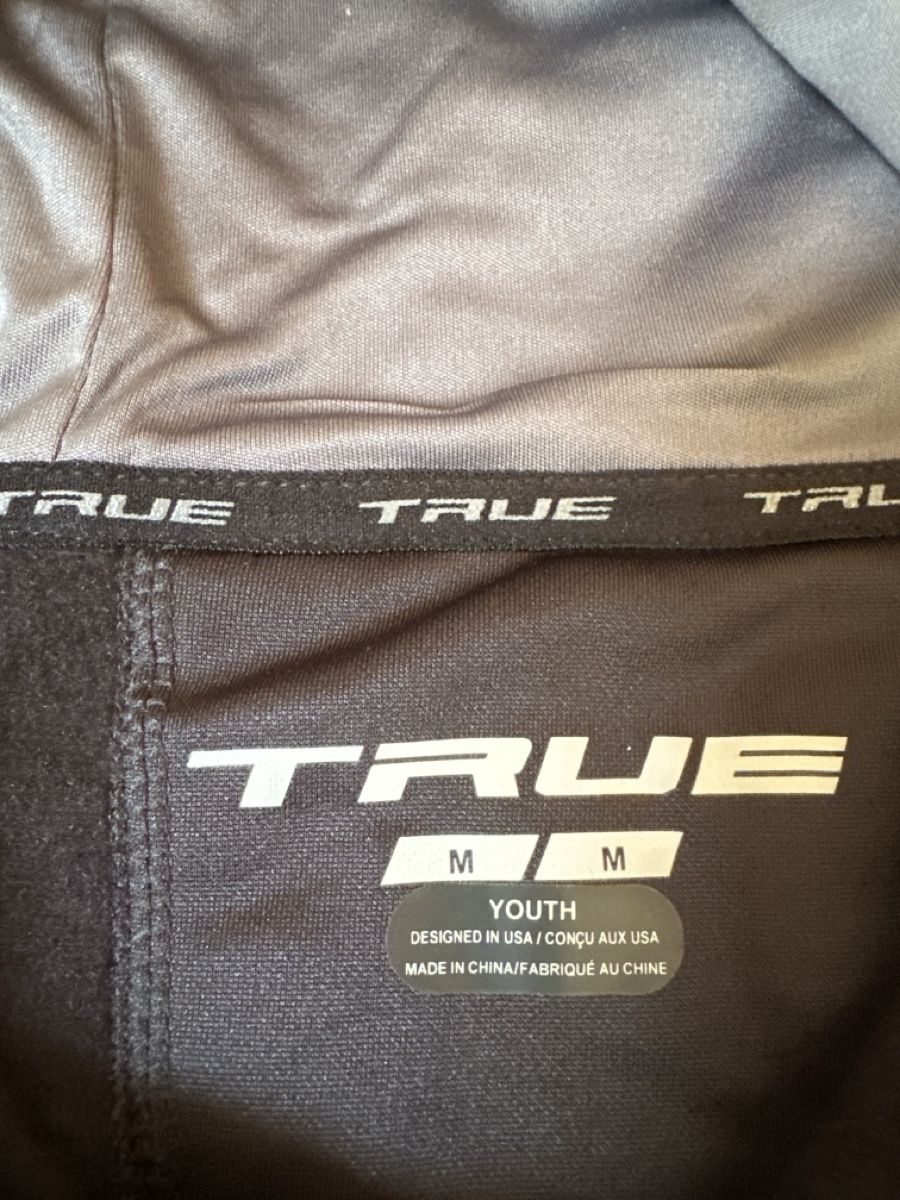 Kleiderpakete & -sets: TRUE Trainingsanzug, Jugend Gr. M / Hose S – Neu und originalverpackt aus Trimmis von vai_9qzr 2