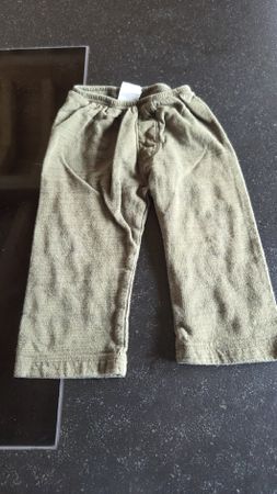 Khakifarbene Babyhose, Grösse 68
