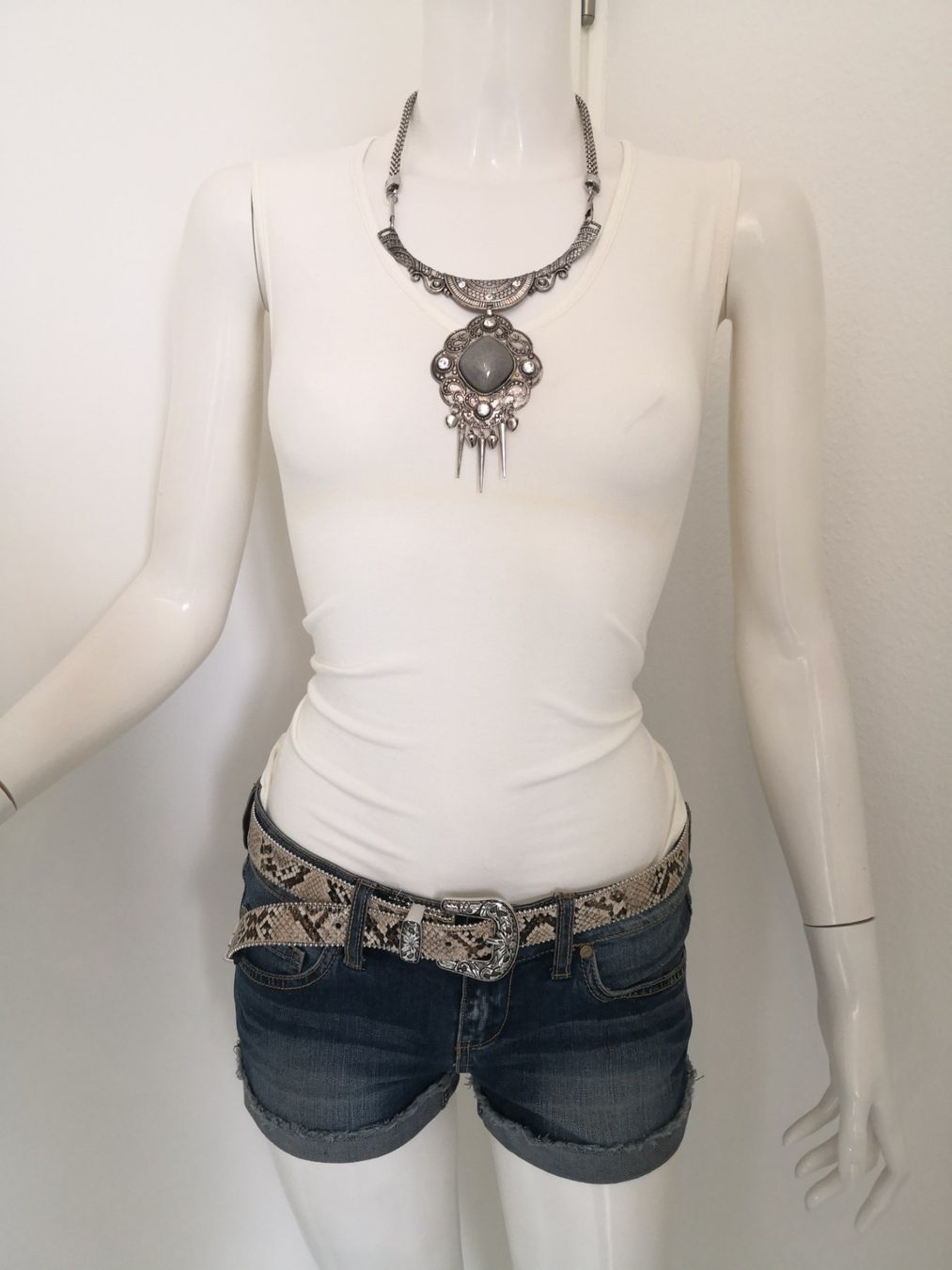 Mango Top: 🤩MANGO TOP ECRU MIT V-SCHNITT – Usato da Olten venduto da Naja-Twins-Twins