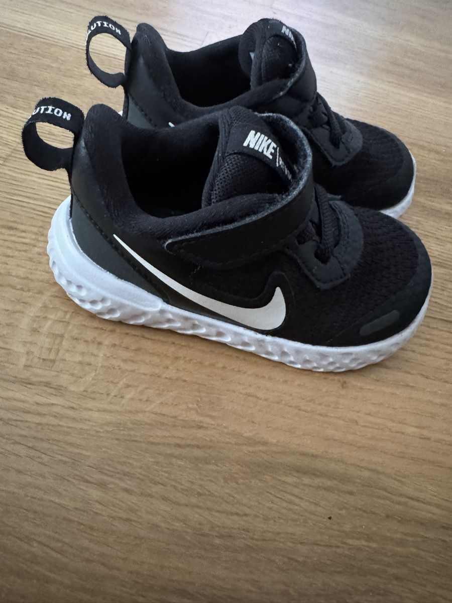 Nike Scarpe per ragazzi: Baskets Nikeenfant noires, T22 – Usato da La Chaux-de-Fonds venduto da kel_9khc
