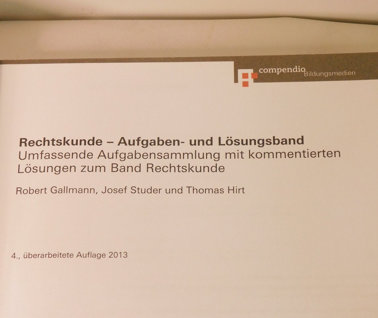 Livres: Buch Rechtskunde 2013 und 2015er – D'occasion à Emmenbrücke par Neverlaand-22 3