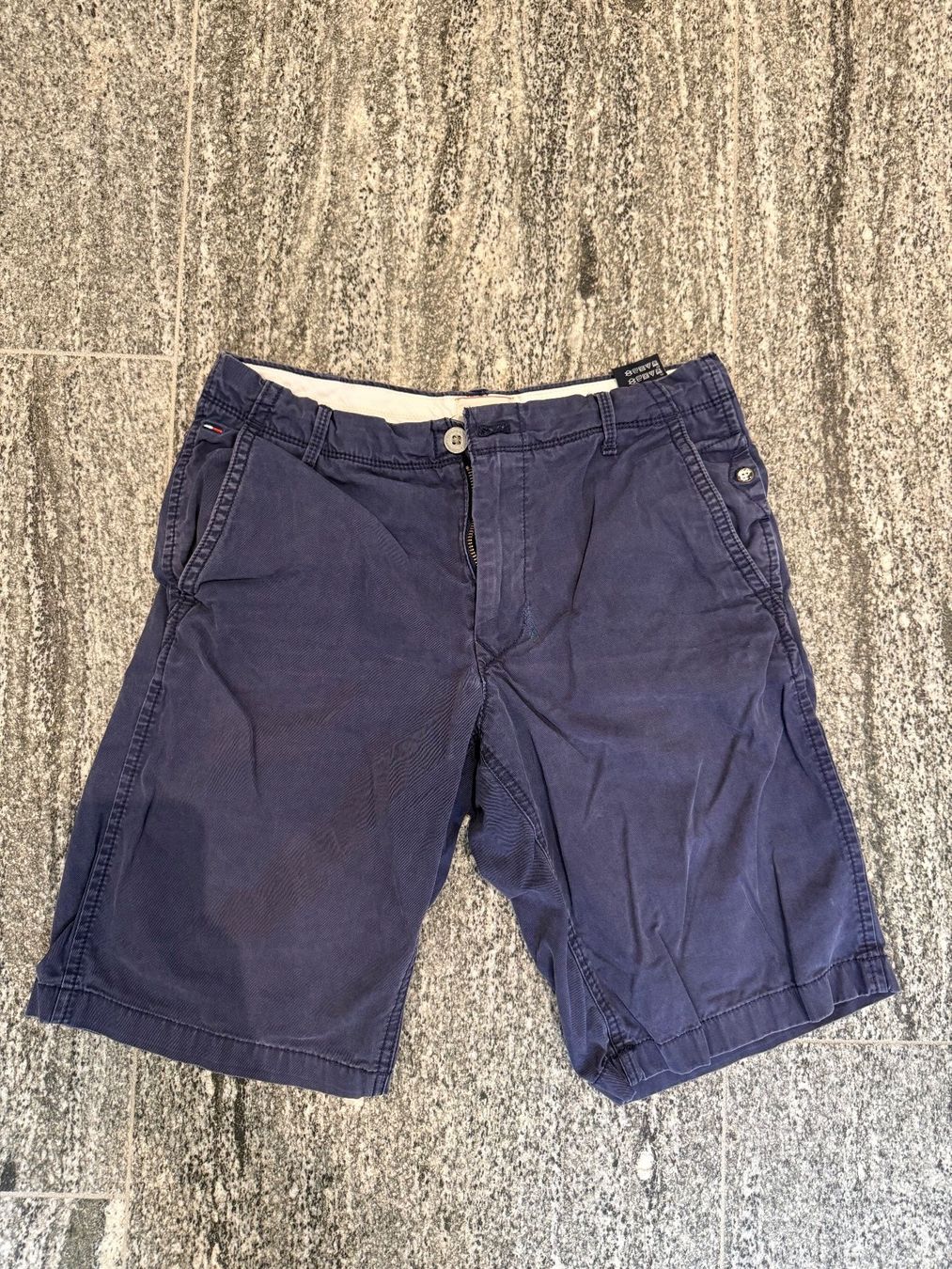 Tommy Hilfiger Pantaloni: Blue Tommy Hilfiger mens shorts – Usato da S. Vittore venduto da via_h2nb