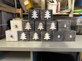Posten kleine Weihnachts-Dekokisten 13 Stk.