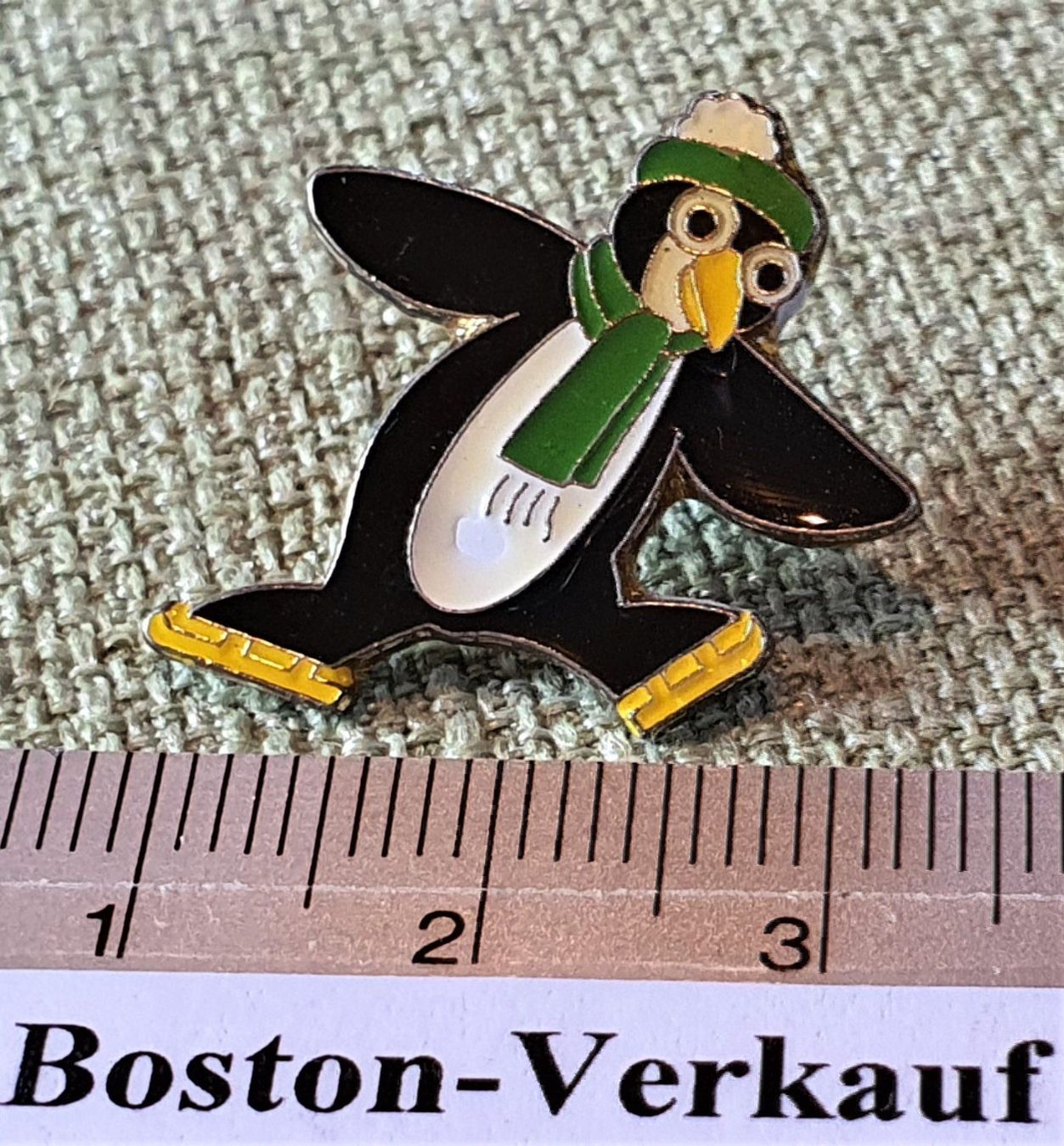 Plaketten & Abzeichen: E182 - Pin Pinguin auf Schlittschuhen – Gebraucht aus Reinach BL von Boston-Verkauf 1