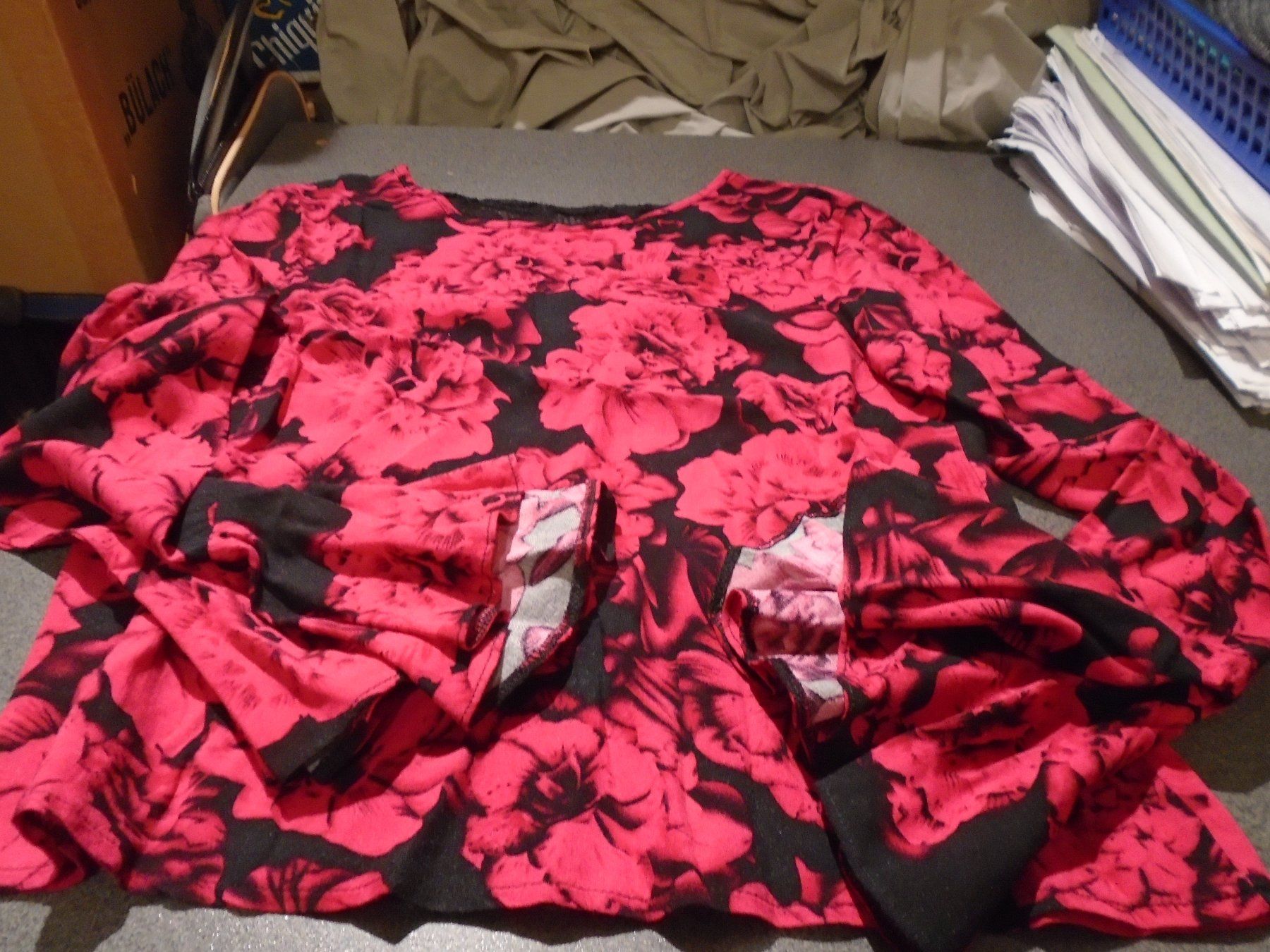 Pullover & Sweatshirts: Pullover ca. Grösse S, schwarz/rote Rosen – Gebraucht aus Zürich von abraxas1291