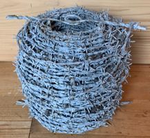 Kleine Rolle mit Stacheldraht aus Bunker der CH Armee