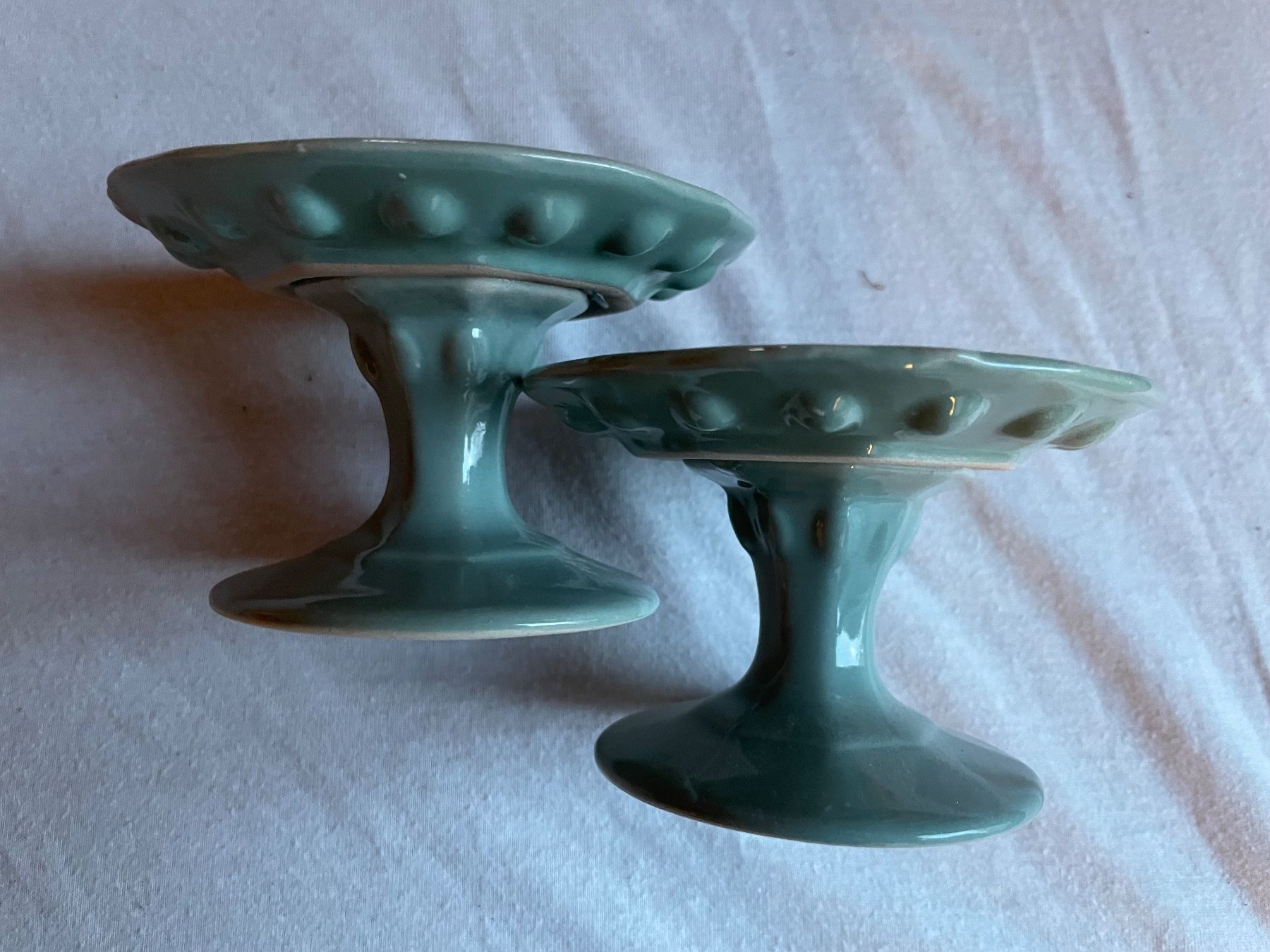 Tutte le decorazioni: 3 Mini-Tortenständer, 1 x weiss, 2 x eukalyptus farbig – Usato da Cham venduto da 2eye