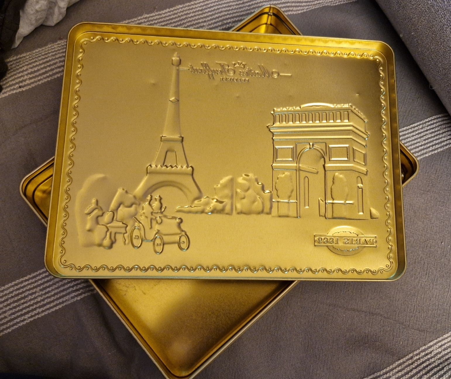 Altre Stoviglie: Praliné-Blechdose mit Paris-Motiven – Usato da Oberengstringen venduto da Asteroid56 4