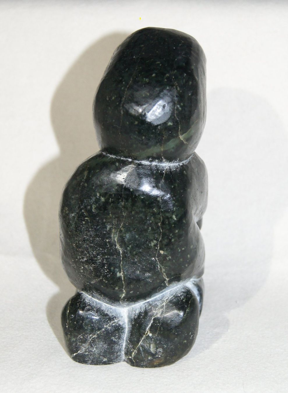 Statuette: Kniende, eingemummte Eskimo-/Inuitfrau - Naturstein – Usato da Geroldswil venduto da ARTEFACTO 7