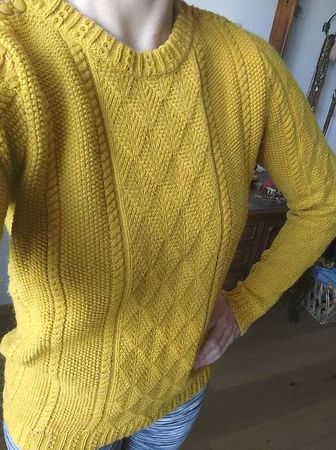 Senfgelber Wollpullover mit schönen Details