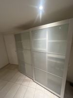 Schrank mit Glas-Schiebetüren