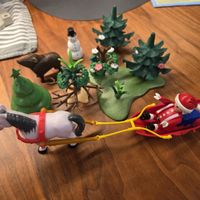 Playmobil Weihnachtsmann füttert im Wald die Tiere