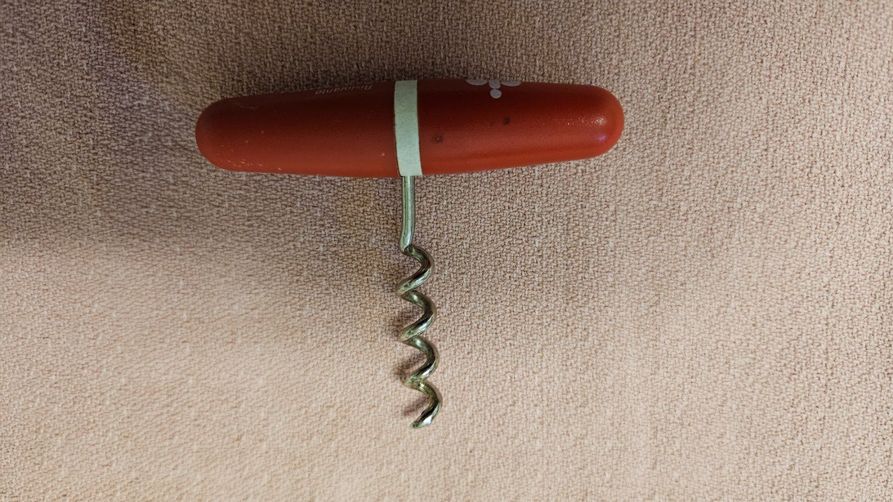 Apribottiglie & Tappi per chiusura: Cavatappi pieghevole in plastica rossa – Usato da Melano venduto da H-Sara