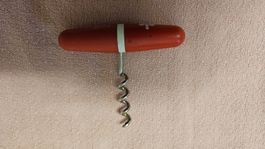 Cavatappi pieghevole in plastica rossa