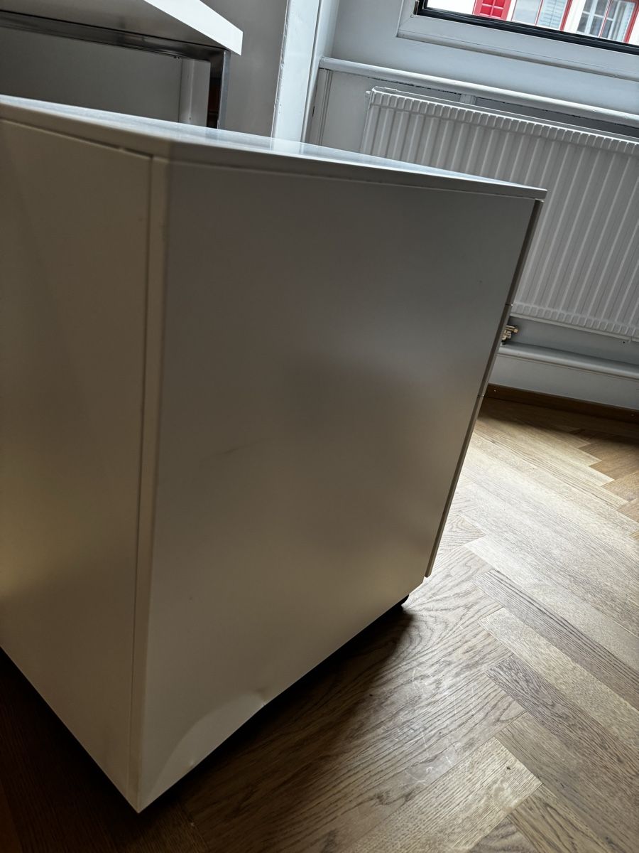 Scrivanie: Weisser Schreibtisch mit Rollcontainer – Usato da Berikon venduto da DCPro 6