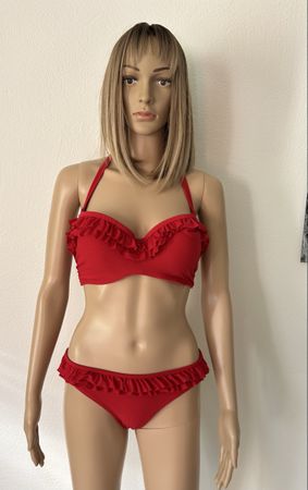 Stunning Red Ruffle Bikini - Perfect for Summer Days!