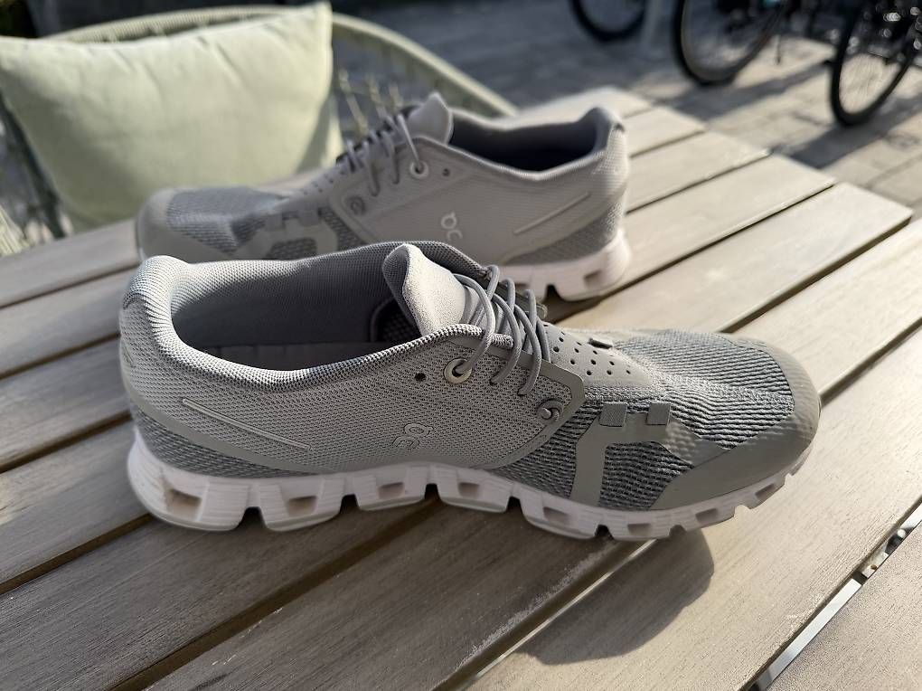Chaussures femmes: On Cloud 5 Damen, Grösse 39, grau – D'occasion à Bubendorf par cherry86 2