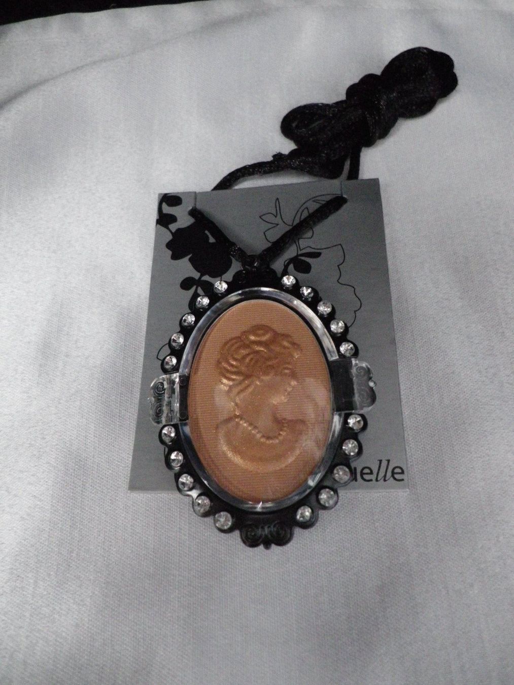 Ciondoli: Lidschatten-Medaillon Kette – Usato da Reinach venduto da Mietze 2