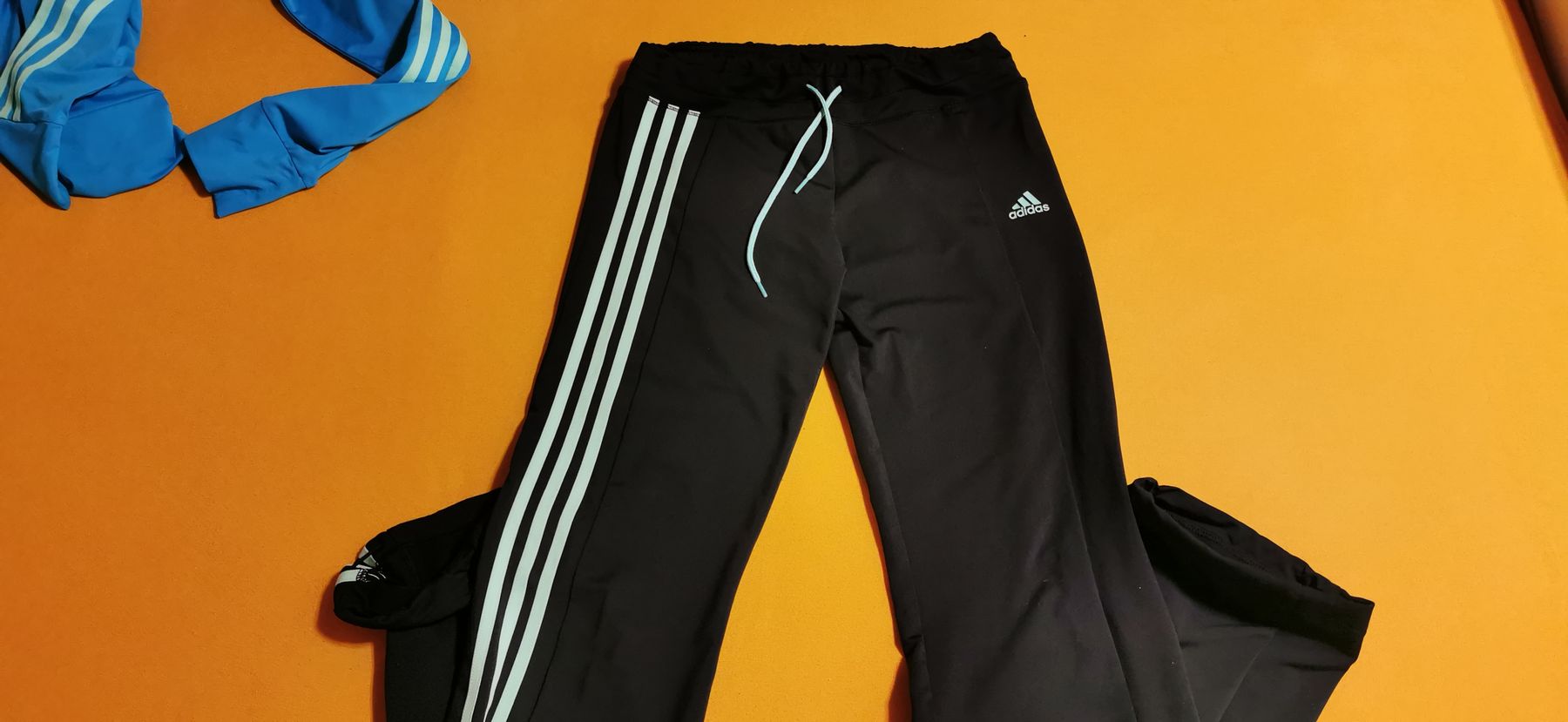 Adidas Lotti di vestiti: Adidas Trainingsanzug Gr. XS 3-teilig – Nuovo (secondo la descrizione) da St. Niklaus VS venduto da Distel60 9