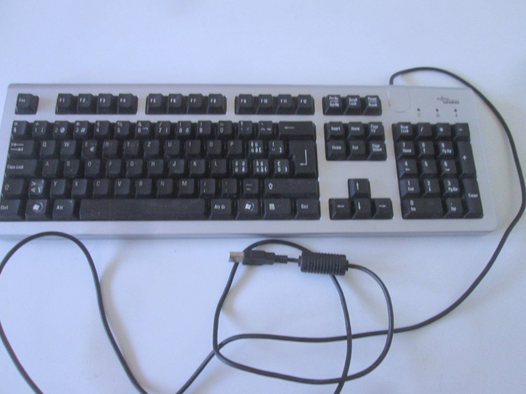 Fujitsu Tastiere: Fujitsu-Siemens-Tastatur – Usato da Sementina venduto da babucia