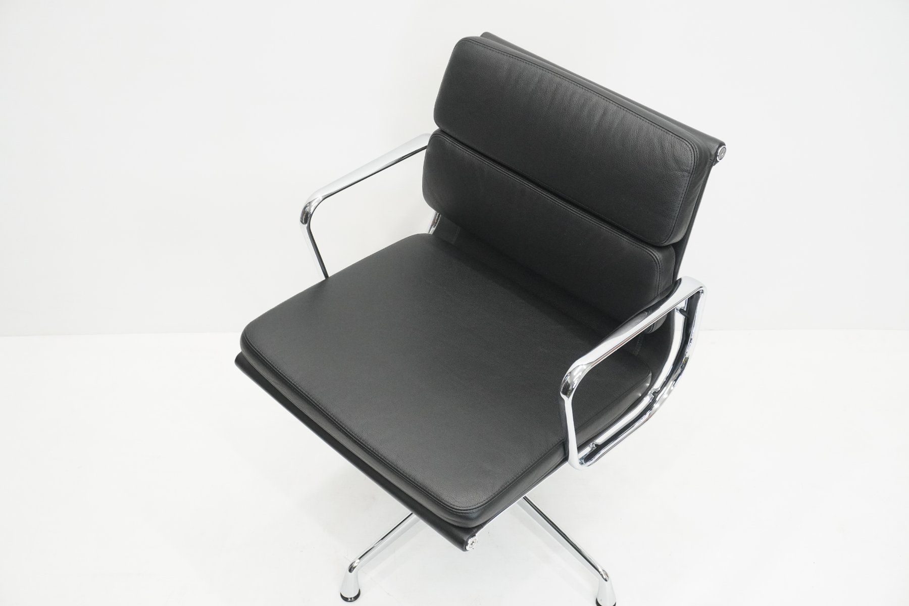 Vitra Sedie: Original Vitra Eames Soft Pad EA208 Leder nero neuwertig – Usato da Bad Zurzach venduto da QLASSIQ